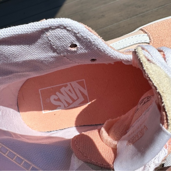 ⭐️⭐️ NEW Vans Women's High-Top Sneakers - Peach and Off-White Sz 9 NWOB - Picture 4 of 7